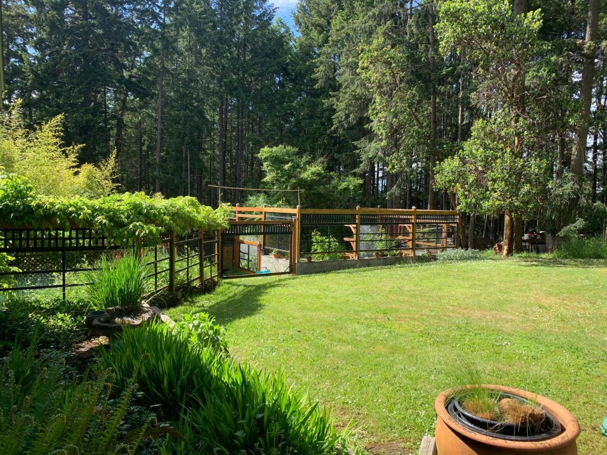 Ganges Salt Spring Carriage House B&B المظهر الخارجي الصورة