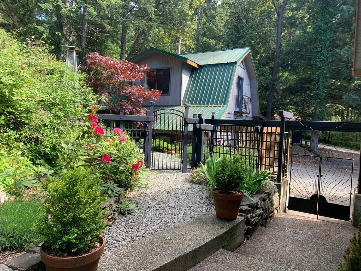 Ganges Salt Spring Carriage House B&B المظهر الخارجي الصورة