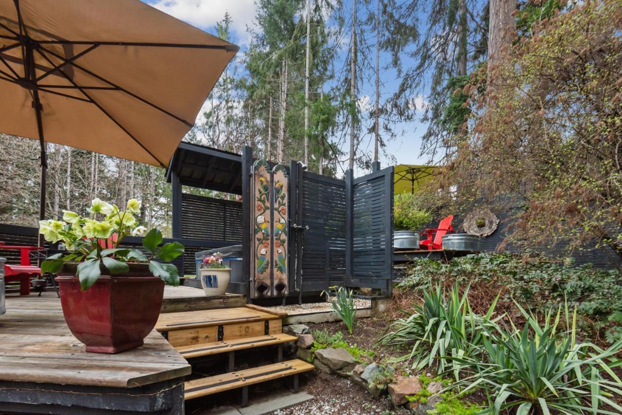 Ganges Salt Spring Carriage House B&B المظهر الخارجي الصورة